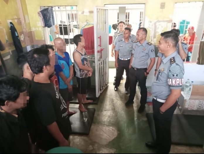 Kepala Kesatuan Pengamanan Lembaga Pemasyarakatan (KPLP) Lapas Narkotika Kelas IIA Tanjungpinang, Syahrinaldi, memimpin langsung kegiatan penggeledahan kamar hunian para tahanan Lapas Narkotika Kelas II A Tanjungpinang Selasa (17/10) f, Lapas Narkotika