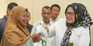 Bagikan Beras CPP, Warga Senang Dapat Traktiran dari Wagub Marlin Wakil Gubernur Kepulauan Riau Hj Marlin Agustina, membagikan beras CPP, Tahap II, Bulan Oktober, Tahun 2023 di Kelurahan Sijantung dan Kelurahan Galangbaru, Kecamatan Galang, Selasa (17/10) f,Pemko Batam