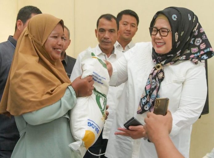 Wakil Gubernur Kepulauan Riau Hj Marlin Agustina, membagikan beras CPP, Tahap II, Bulan Oktober, Tahun 2023 di Kelurahan Sijantung dan Kelurahan Galangbaru, Kecamatan Galang, Selasa (17/10) f,Pemko Batam