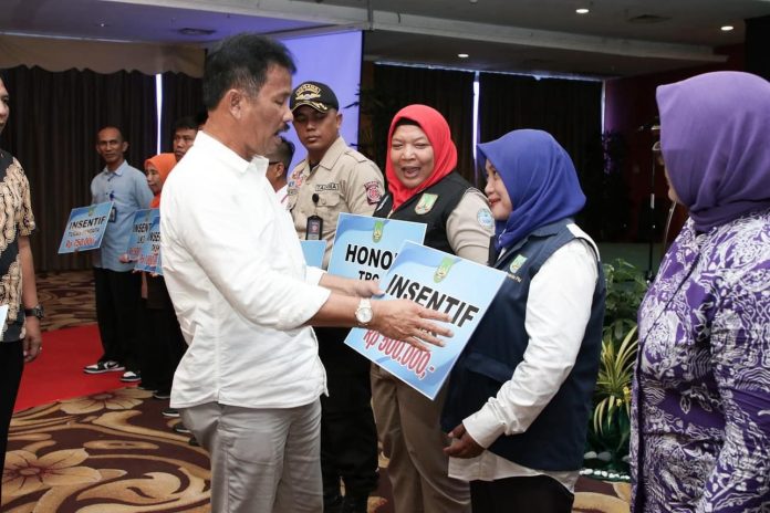 Wali Kota Batam H Muhammad Rudi (HMR), foto bersama saat bersilaturahmi dengan pilar-pilar sosial Kota Batam di Hotel Golden View, Bengkong, Kamis (19/10) f,Pemko Batam