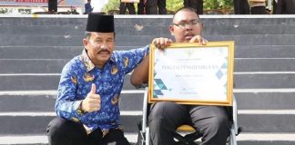 Pimpin Upacara Hari Sumpah Pemuda, HMR Bangkitkan Patriotisme Majukan Indonesia Wali Kota Batam, H Muhammad Rudi memberikan penghargaan kepada pemuda dalam upacara peringatan Hari Sumpah Pemuda (HSP) Ke-95, Tingkat Kota Batam di Dataran Engkuputri, Batamkota, Sabtu (28/10) f,Pemko Batam