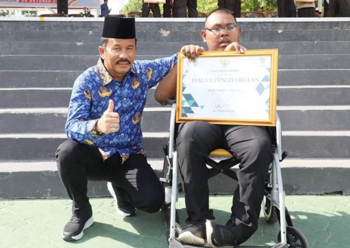 Wali Kota Batam, H Muhammad Rudi memberikan penghargaan kepada pemuda dalam upacara peringatan Hari Sumpah Pemuda (HSP) Ke-95, Tingkat Kota Batam di Dataran Engkuputri, Batamkota, Sabtu (28/10) f,Pemko Batam