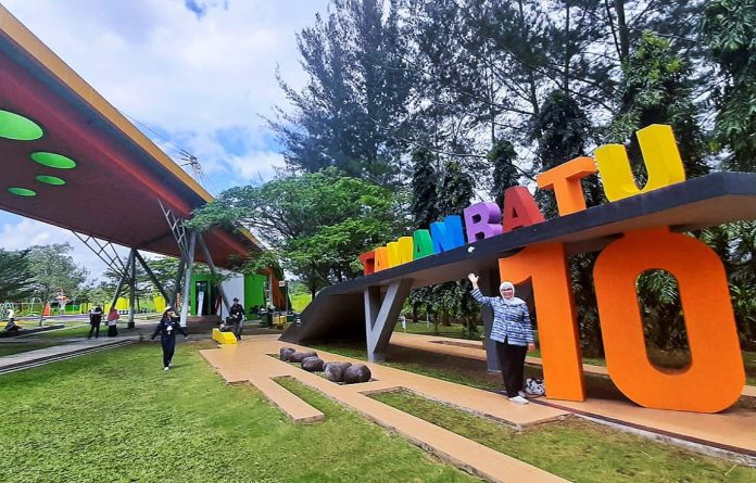 Taman ini menjadi salah satu tempat wisata lokal di Kota Tanjungpinang f,ist
