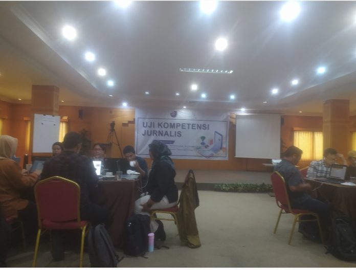 Para peserta UKJ saat mengikuti uji kompetensi jurnalis (UKJ) di Hotel Rainbow Tanjungpinang Sabtu-Minggu (7-8 Oktober 2023 f, BI