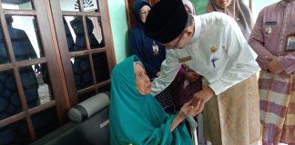 11 Orang Lansia di Tanjungpinang ini Dapat Bantuan Permakanan dari Kemensos Penjabat Wali Kota Tanjungpinang, Hasan, yang memberikan bantuan permakanan kepada 11 orang lanjut usia (lansia) di Kelurahan Bukit Cermin, Kecamatan Tanjungpinang Barat, Jumat (20/10) f,Pemko Tanjungpinang