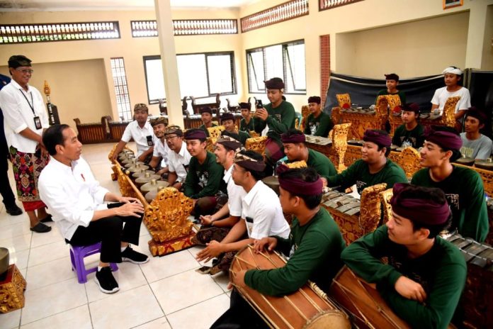 Presiden Joko Widodo bertemu para siswa di SMKN 3 Sukawati, Kabupaten Gianyar, Provinsi Bali, pada Selasa (31/10/2023). (Foto: Rusman/BPMI Setpres)