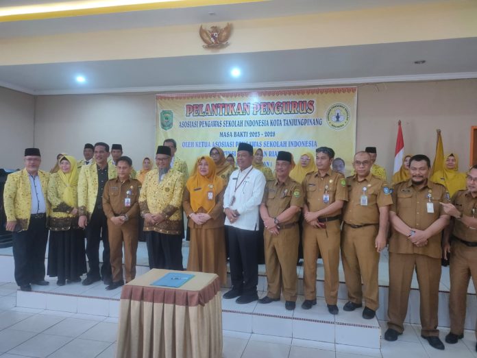 Kepengurusan Asosiasi Pengawas Sekolah Indonesia (APSI) Kota Tanjungpinang masa bakti 2023-2028 resmi dilantik oleh Ketua APSI Provinsi Kepulauan Riau Raja Sofyan. Prosesi pelantikan digelar di Aula SMA Negeri 4 Tanjunpinang, Selasa (3/10) f,Pemko Tanjungpinang