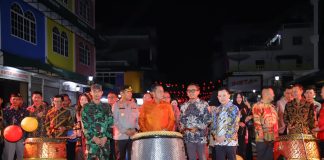 Event Kepri Lantern Dream Parade 2023 Bisa Tingkatkan Kunjungan Wisatawan Gubernur Kepri Ansar Ahmad dan Penjabat Wali Kota Tanjungpinang, Hasan, menyaksikan event Kepri Lantern Dream Parade 2023 di Tugu Sirih, Jumat (29/9) malam. f,Pemko Tanjungpinang