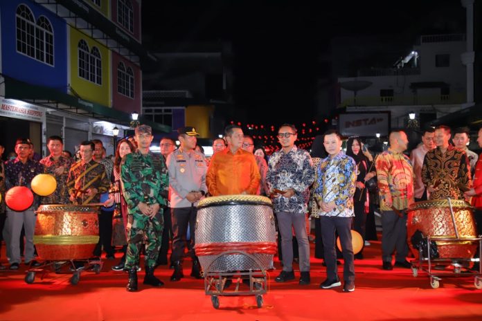 Gubernur Kepri Ansar Ahmad dan Penjabat Wali Kota Tanjungpinang, Hasan, menyaksikan event Kepri Lantern Dream Parade 2023 di Tugu Sirih, Jumat (29/9) malam. f,Pemko Tanjungpinang