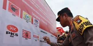 Apel Gelar Pasukan Ops Mantap Brata Seligi 2023 – 2024, Langkah Awal Pastikan Kelancaran Pemilu Kapolresta Tanjungpinang, Kombes Pol H. Ompusunggu saat menandatangani kesepakatan pemilu damai disela-sela Apel Gelar Pasukan Ops Mantap Brata Seligi 2023 - 2024 di Lapangan Pamedan, Jalan Ahmad Yani, Tanjung Pinang, Selasa (17/10) f,Polresta Tanjungpinang