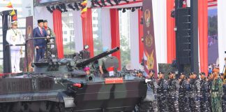 Presiden Jokowi : Pentingnya Kekuatan Alutsista, Tapi Pengadaan Harus Bijak Sesuai APBN Presiden Jokowi didampingi Panglima TNI Marsekal Yudo Margono memeriksa pasukan pada Upacara HUT ke-78 TNI, di Lapangan Monas, Jakarta, Rabu (05/10/2023). (Foto: Humas Setkab/Rahmat)