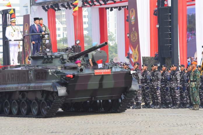 Presiden Jokowi didampingi Panglima TNI Marsekal Yudo Margono memeriksa pasukan pada Upacara HUT ke-78 TNI, di Lapangan Monas, Jakarta, Rabu (05/10/2023). (Foto: Humas Setkab/Rahmat)