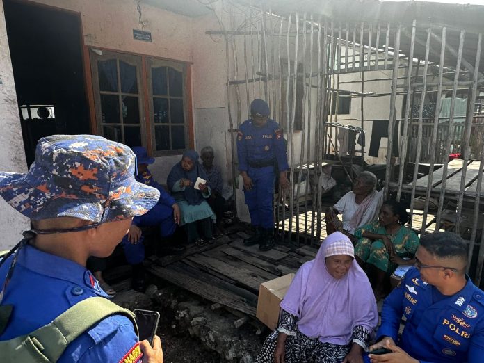Ditpolairud Polda Kepri melakukan kunjungan masyarakat pesisir dan nelayan di Kampung Dapur 6, Kelurahan Sembulang, Kecamatan Galang f,Polda Kepri