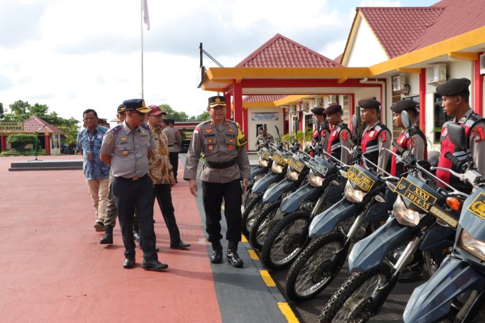 Wakpolres Bintan, M Tahang saat memeriksa kesiapan para personel dalam rangka pengawasan Bintan Triatrlon yang akan diselenggarakan 21-22 Oktober 2023 f,Polres Bintan