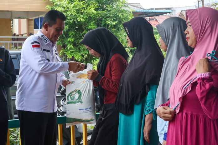 Gubernur Kepri Ansar Ahmad menyerahkan bantuan pangan pemerintah tahap ke II di Kecamatan Tanjungpinang Timur, yakni Kelurahan Air Raja dan Pinang Kencana, Kota Tanjungpinang, Kamis (5/10) f,diskominfo Kepri