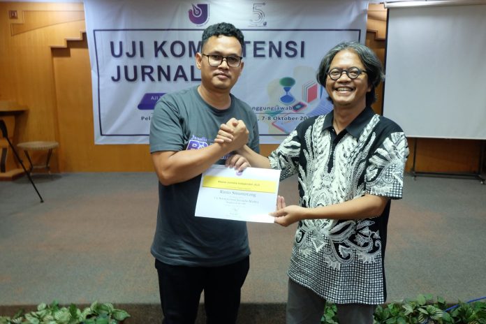 Salah satu peserta UKJ yang mendapatkan piagam dari penguji UKJ di Hotel Pelangi, Minggu (8/10) f,AJI