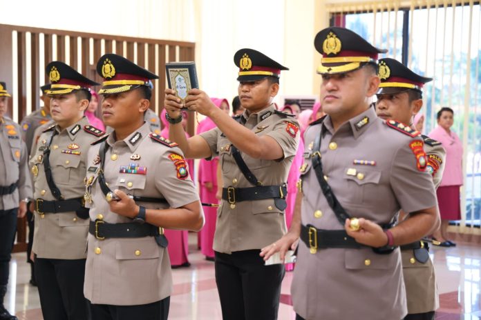 Jabatan Kapolres Karimun dan Kapolres Lingga resmi beralih. Kapolda Kepri Irjen. Pol. Drs. Tabana Bangun, memimpin Serah Terima Jabatan (sertijab) dua jabatan Kapolres tersebut di Lobby Utama Gedung Tribrata Polda Kepri, Selasa (24/10) f,Polda Kepri