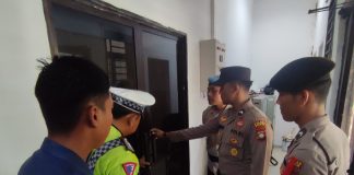 Pastikan Peralatan dan Logistik Pemilu Aman, Polres Bintan Jaga Ketat Kantor KPU Bintan Polres Bintan memberikan pengamanan ketat terhadap Kantor KPU Bintan yang terletak di Kampung Ceruk Ijuk Kecamatan Toapaya Kabupaten Bintan f,Polres Bintan