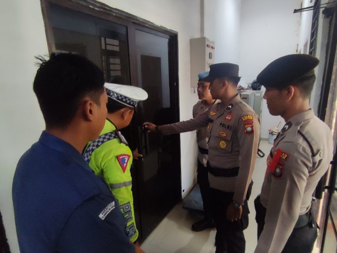 Polres Bintan memberikan pengamanan ketat terhadap Kantor KPU Bintan yang terletak di Kampung Ceruk Ijuk Kecamatan Toapaya Kabupaten Bintan f,Polres Bintan