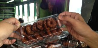 Kue ‘Deram Deram’ Cemilan Khas Oleh-Oleh Pulau Penyengat Kue deram-deram merupakan cemilan khas Pulau Penyengat, Kota Tanjungpinang, Provinsi Kepulauan Riau f,ist