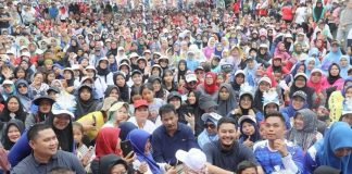 HMR Foto Bersama dengan Ribuan Warga Sekupang Saat Acara Jalan Santai, Begini Penampakannya Wali Kota Batam H Muhammad Rudi (HMR), foto bersama ribuan orang, saat menghadiri acara senam sehat dan jalan santai tingkat Kecamatan Sekupang, Minggu (19/11/2023) f,Pemko Batam