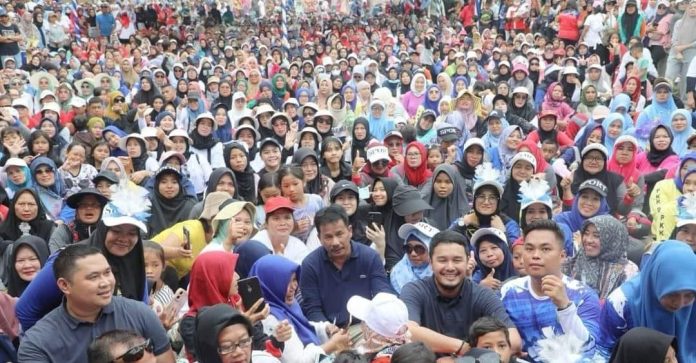 Wali Kota Batam H Muhammad Rudi (HMR), foto bersama ribuan orang, saat menghadiri acara senam sehat dan jalan santai tingkat Kecamatan Sekupang, Minggu (19/11/2023) f,Pemko Batam