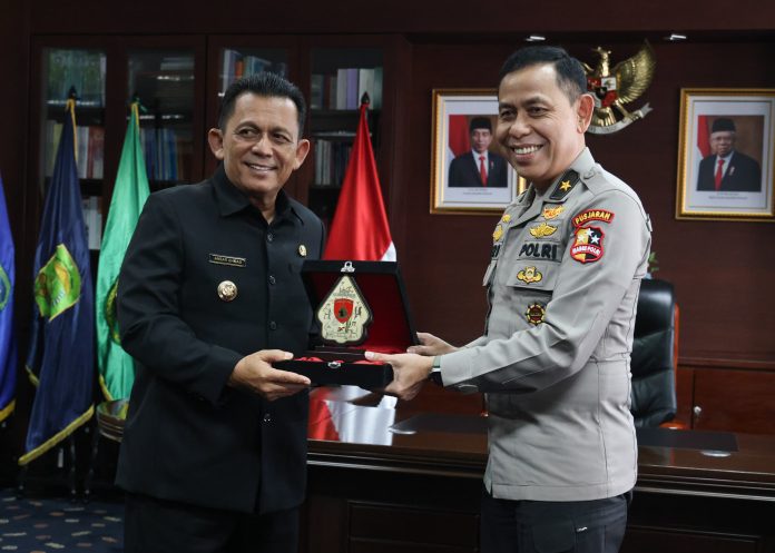 Gubernur Kepri H. Ansar Ahmad menyambut kedatangan Kepala Pusat Sejarah Kepolisian Republik Indonesia (Pusjarah Polri RI) Brigjen Pol Hari Nugroho beserta rombongan di Ruang Kerja Gubernur Kepri, Lantai 4, Dompak, Tanjungpinang, Kamis (16/11) f,diskominfo Kepri