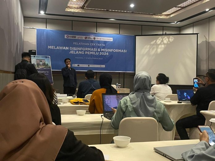 Aliansi Jurnalis Independen bersama Koalisi Cek Fakta serta Google News Initiative, menggelar pelatihan cek fakta melawan disinformasi dan misinformasi jelang pemilu 2024 pada 7–9 November di Hotel Santika Premiere Padang f,BI