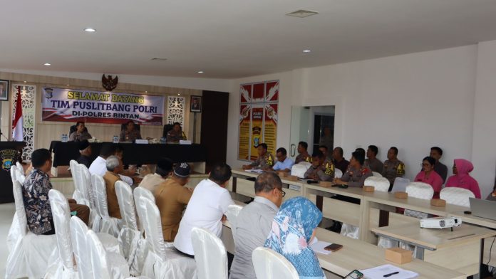 Tim Pusat Penelitian dan Pengembangan (Puslitbang) Polri dipimpin oleh Kombes Pol Ade Djadja Subagdja melakukan penelitian di Polres Bintan, Selasa (14/11) f,Polres Bintan