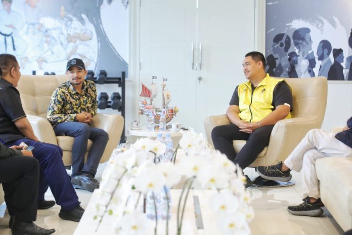 Petarung bebas atau Mix Martial Art (MMA) Indonesia, Jeka Asparido Saragih saat berkunjung di Kantor Kemenpora Senayan, Jakarta, Kamis (23/11) f,kemenpora