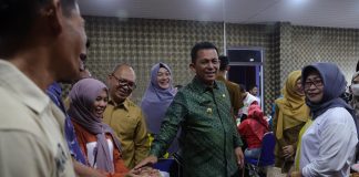 Dinsos Kepri Beri Sunatan Massal Gratis untuk 130 Anak di Tanjungpinang Gubernur Kepulauan Riau Ansar Ahmad saat meninjau sunatan massal gratis di Kantor Dinsos Kepri, Selasa (21/11) f,diskominfo Kepri