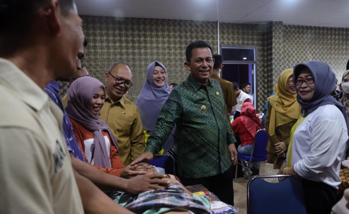 Gubernur Kepulauan Riau Ansar Ahmad saat meninjau sunatan massal gratis di Kantor Dinsos Kepri, Selasa (21/11) f,diskominfo Kepri