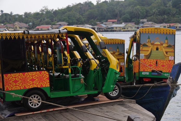 11 unit kendaraan listrik siap dioperasikan di Pulau Penyengat untuk memfasilitasi transportasi para wisatawan. Kenderaan listrik ini tiba di Pulau Penyengat, Senin (13/11) f,Diskominfo Kepri