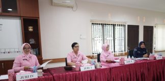 Lomba Film Pendek “Idolaku Inspirasiku” Memperingati Hari Pahlawan: PYKB Cabang Barelang Wakili Bhayangkari Kepri ke Tingkat Nasional Ketua Yayasan Kemala Bhayangkari Daerah Kepri, Ny. Imelda Tabana Bangun, Wakil Ketua Yayasan Kemala Bhayangkari Daerah Kepri, Ny. Sandra Romin, Seksi Pulmed Bhayangkari Daerah Kepri, Ny. Ayu Haris, Juri Ps. Paur I Subbid PID Iptu Nora Listiawati, saat melakukan penjurian, Selasa (21/11) f,Polda Kepri