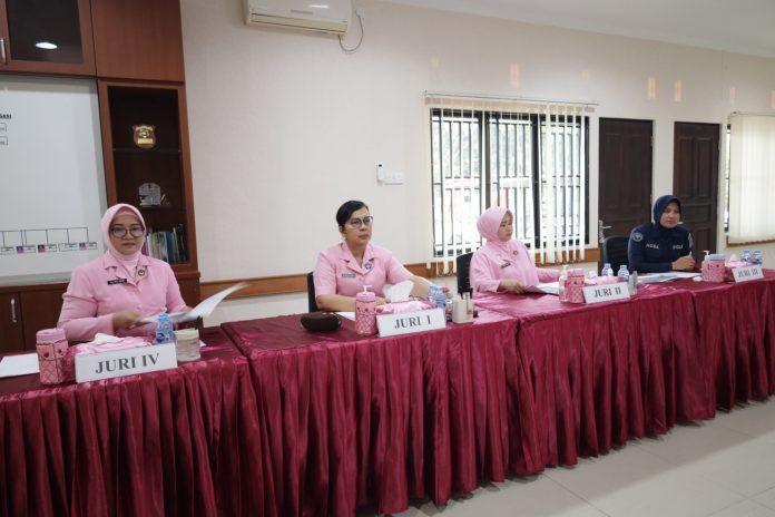 Ketua Yayasan Kemala Bhayangkari Daerah Kepri, Ny. Imelda Tabana Bangun, Wakil Ketua Yayasan Kemala Bhayangkari Daerah Kepri, Ny. Sandra Romin, Seksi Pulmed Bhayangkari Daerah Kepri, Ny. Ayu Haris, Juri Ps. Paur I Subbid PID Iptu Nora Listiawati, saat melakukan penjurian, Selasa (21/11) f,Polda Kepri
