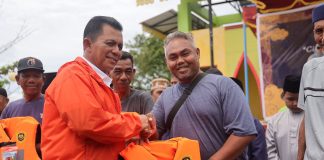 Masyarakat Penyengat Dapat Bantuan Life Jacket, Ring Buoy dan Becak Listrik Gubernur Kepulauan Riau H. Ansar Ahmad menyerahkan bantuan Life jacket sebanyak 100 buah, ring buoy 30 buah, dan becak listrik sebanyak 11 unit kepada masyarakat Pulau Penyengat F,diskominfo Kepri