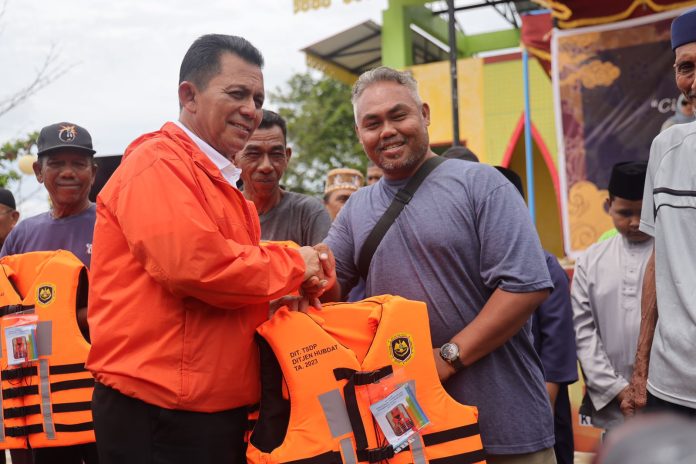 Gubernur Kepulauan Riau H. Ansar Ahmad menyerahkan bantuan Life jacket sebanyak 100 buah, ring buoy 30 buah, dan becak listrik sebanyak 11 unit kepada masyarakat Pulau Penyengat F,diskominfo Kepri