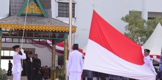 Peringatan Hari Pahlawan 2023: Semangat Pahlawan Menyala untuk Masa Depan Bangsa dalam Memerangi Kemiskinan dan Kebodohan Gubernur Kepulauan Riau Ansar Ahmad bertindak selaku Inspektur Upacara pada Peringatan Hari Pahlawan ke-78 tahun 2023 yang dilaksanakan di Lapangan Upacara Kantor Gubernur Kepri, Dompak, Jumat (10/11) f,Diskominfo Kepri