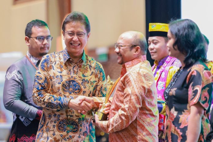 Kementerian Kesehatan memberikan penghargaan kepada 468 pihak yang dianggap telah berkontribusi signifikan pada kemajuan pembangunan kesehatan di Indonesia f,kemkes