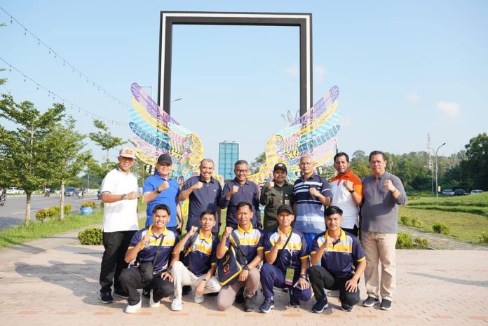 Ketua Persatuan Sepak Takraw Indonesia (PSTI) Kota Batam, Jefridin, melepas atlet sepak takraw yang akan bertanding di Pekan Olahraga Wilayah (Porwil) XI Sumatera 2023, Jumat (3/11) f,Pemko Batam