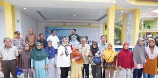 Pemko Batam Subsidi Rp57 Ribu, Paket Sembako ini Diserbu Warga Kelurahan Sambau, Nongsa Pemko Batam menggelar sembako murah di Kapling Bakau Serip RT.02 RW.02 Kelurahan Sambau, Kecamatan Nongsa, Kamis (2/11) f,Pemko Batam