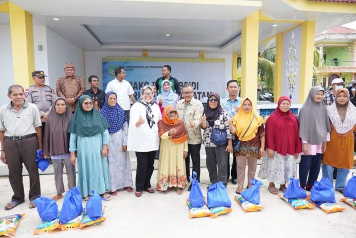 Pemko Batam menggelar sembako murah di Kapling Bakau Serip RT.02 RW.02 Kelurahan Sambau, Kecamatan Nongsa, Kamis (2/11) f,Pemko Batam