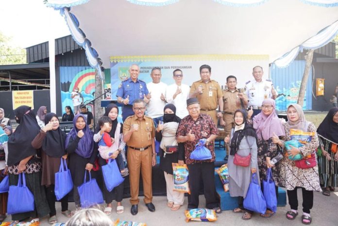 Sekretaris Daerah Kota Batam, Jefridin, secara simbolis menyerahkan bantuan sembako murah bersubsidi kepada masyarakat Bengkong dalam sebuah acara resmi, Senin (6/11) f,Pemko Batam