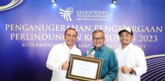 Kota Batam Raih Penghargaan Pasar Tertib Ukur dari Kementerian Perdagangan RI Wali Kota Batam, Muhammad Rudi diwakili Sekretaris Daerah Kota Batam, Jefridin, menerima penganugerahan Penghargaan Pasar Tertib Ukur di hotel Pullman Bandung Grand Central, Jl. Diponegoro No.27 Kota Bandung, Kamis (10/11/2023) f,Pemko Batam