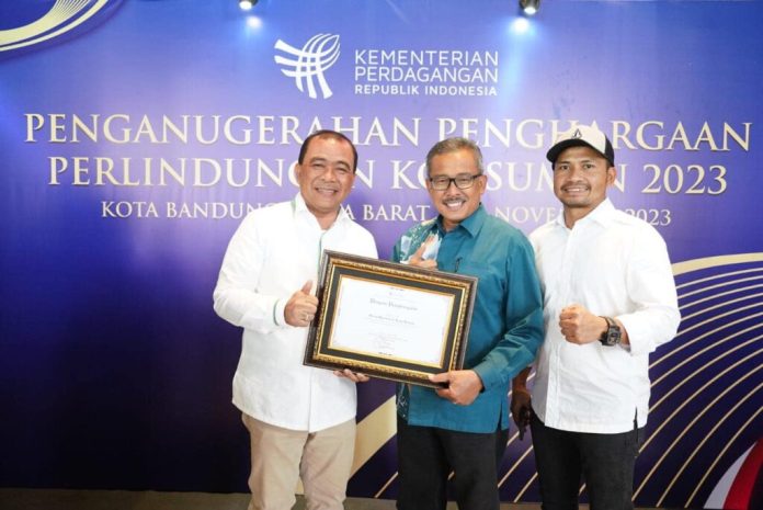 Wali Kota Batam, Muhammad Rudi diwakili Sekretaris Daerah Kota Batam, Jefridin, menerima penganugerahan Penghargaan Pasar Tertib Ukur di hotel Pullman Bandung Grand Central, Jl. Diponegoro No.27 Kota Bandung, Kamis (10/11/2023) f,Pemko Batam