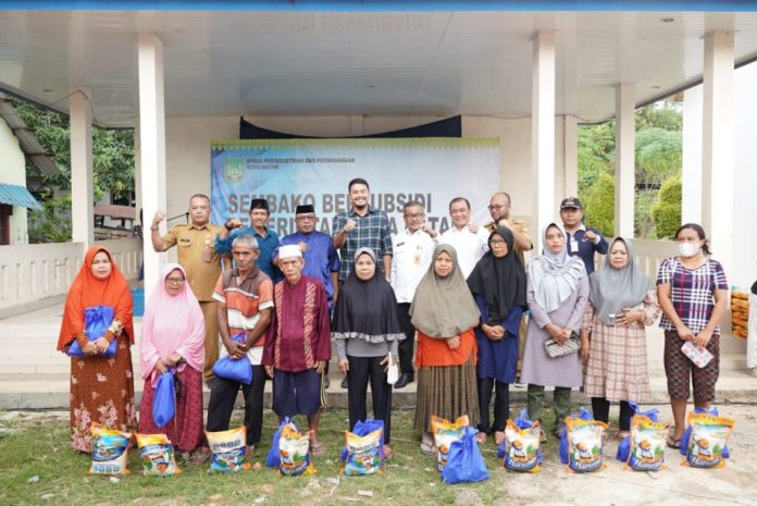 asyarakat Kelurahan Kampung Seraya dan Kelurahan Sungai Jodoh Kecamatan Batu Ampar berkumpul di Komplek Sumber Agung RT.002 RW.005 Kelurahan Sungai Jodoh untuk memperoleh sembako murah bersubsidi dari Pemerintah Kota (Pemko) Batam, Selasa (7/11) f,Pemko Batam