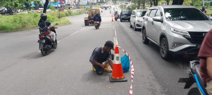 Suasanan jalan di depan perumahan Taman Sari, Tiban, Sekupang setelah amblas. Untuk sementara waktu jalan akan dialihkan f,Pemko Batam