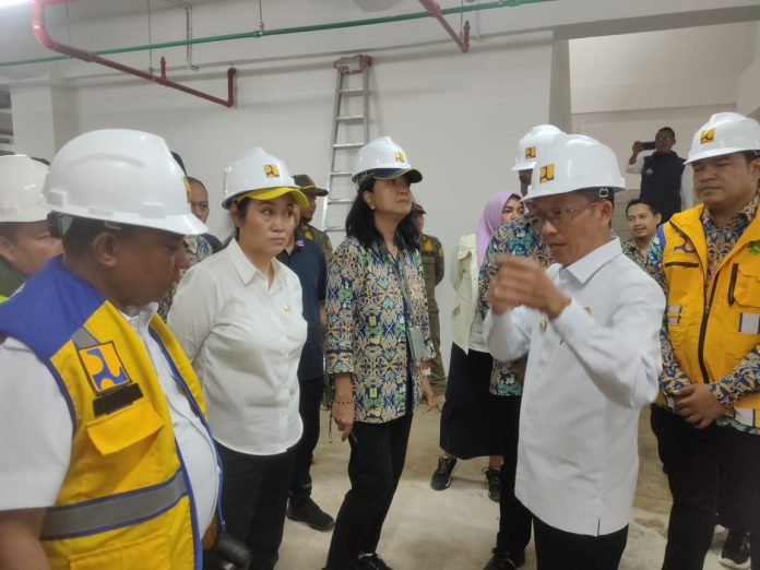 Penjabat (Pj) Wali Kota Tanjungpinang, Hasan, bersama dengan Direktur Jenderal (Dirjen) Cipta Karya, Kementerian Pekerjaan Umum dan Perumahan Rakyat (KemenPUPR) Dina Kusumastuti, serta Anggota Dewan Perwakilan Rakyat (DPR) Cen Sui Lan, melakukan peninjauan terhadap progres pembangunan Pasar Baru Tanjungpinang, Rabu (8/11) f,Pemko Tanjungpinang