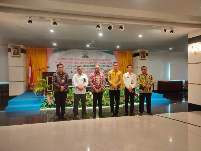 Sekda Kota Tanjungpinang Zulhidayat,S.Hut menghadiri rapat koordinasi dan konsolidasi lahan di kawasan Free Trade Zone (FTZ) yang digelar BP KPBPB Bintan Wilayah Kota Tanjungpinang di Hotel CK Jalan Raja Haji Fisabilillah, Kilometer 8 Atas Tanjungpinang, Kamis (16/11) F,Diskominfo Tanjungpinang