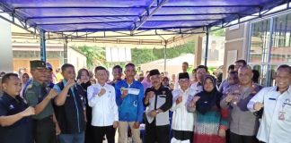 Ratusan Keluarga di Kelurahan Kampung Bugis Dapat Bantuan Beras Pj Wali Kota Tanjungpinang, Hasan, menyalurkan bantuan beras kepada Keluarga Penerima Manfaat (KPM) di Kelurahan Kampung Bugis, Rabu (8/11) f,Pemko Tanjungpinang